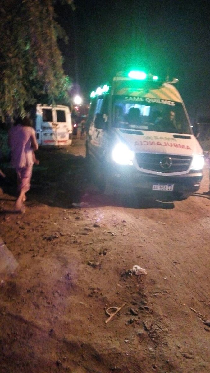 ElfutbolQAC's tweet photo. #Quilmes #Anoche en Camino Gral Belgrano y Rodolfo Lopez, Explosión e Incendio en una casa concurrió @BomberosQuilmes con una persona fallecida y 2 heridos trasladados por @SameQuilmes al Hosp Iriarte, vía @HechoenQuilmes https://t.co/IapjSEGZfc