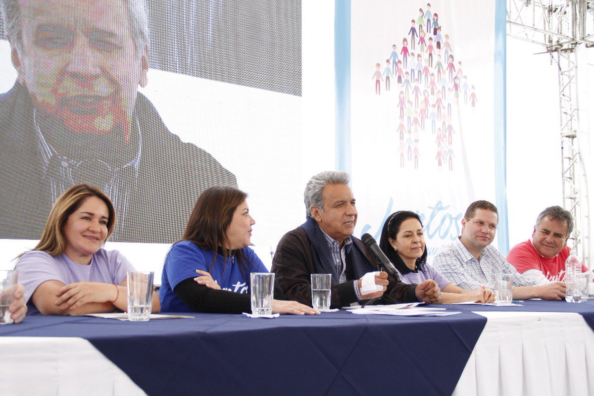 Presidencia_Ec's tweet photo. “¡Nada más maravilloso que devolverle el poder al pueblo!”, @Lenin Moreno #CreamosComunidad https://t.co/XnlaAbHfBN