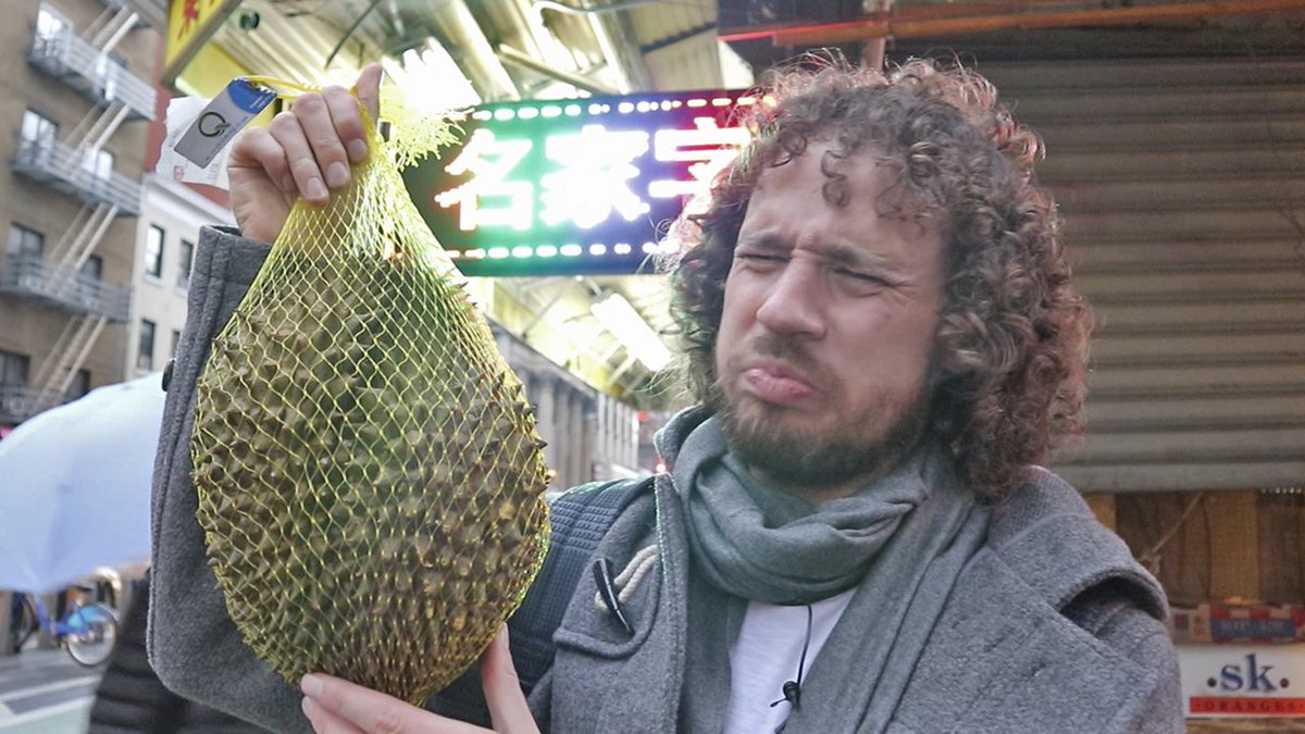 LuisitoComunica's tweet photo. En esta ocasión, nos aventuramos por un barrio chino para probar la legendaria fruta más apestosa del mundo! Casi me vomito!!! Jajajaja, espero que les guste este joyón de video de Luisillo el Gordillo :D

https://t.co/CiAzKJW5Qd https://t.co/GBgaKyuPuv
