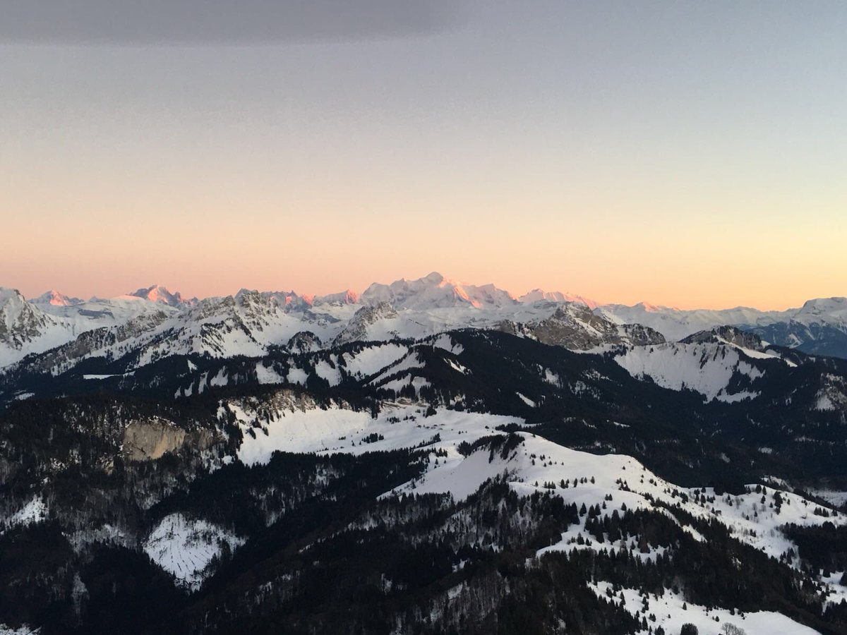 swiftcopters's tweet photo. Chaîne du #montblanc ce soir au couché de #soleil #Geneve #swiftcopters #leman #genevois #chablais https://t.co/nnQbFbGQdZ