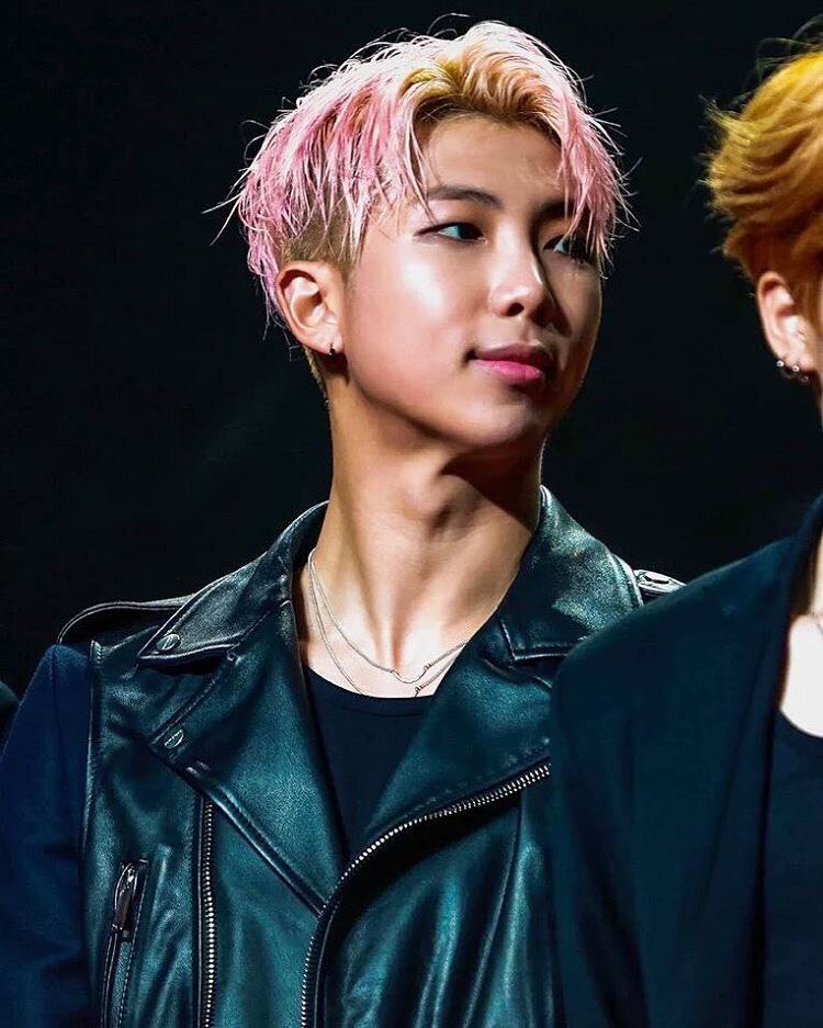 BTS50098203's tweet photo. Кто сказал что Намджун не горяч?
#BTS #BTSLoveMyself  #BTSARMY  #NAMJOON #BTSinRussia2018  #ThankYouNamjoon  #Kpop #KPOP https://t.co/sBcPA0gbAL