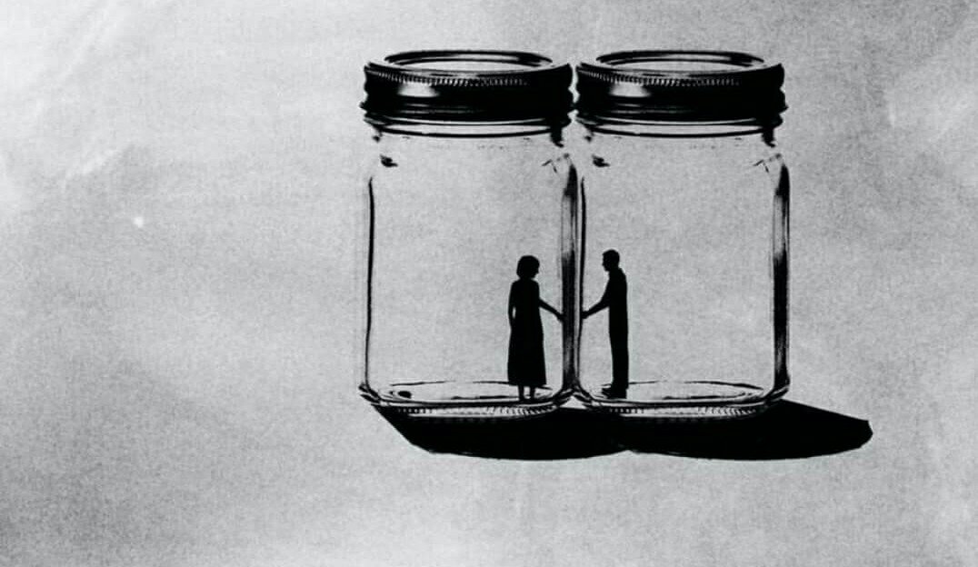 َ
يقول لها :أنه لم يشعر بالسجن الذي فيه،
ولا برغبة التحرر منه،إلا عندما عرفها.
-