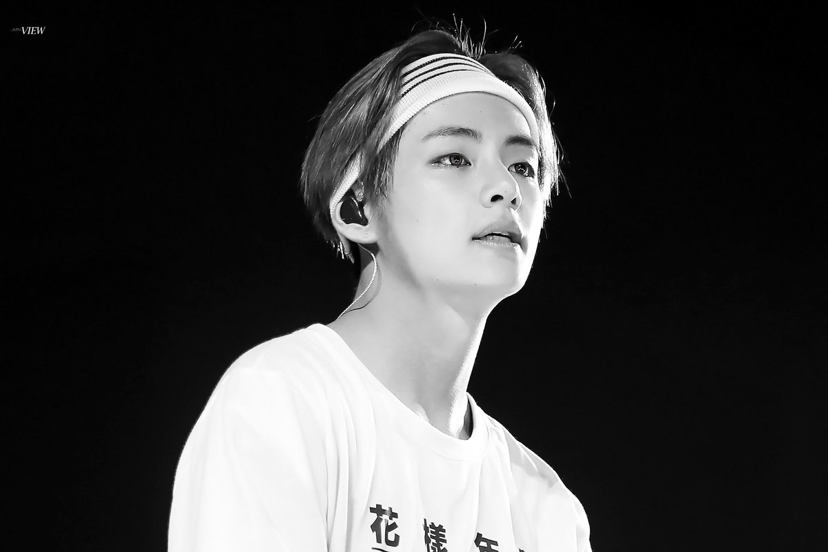 BTS50098203's tweet photo. Ему очень идут банданы) Ну и бантаны тоже.
#BTS #BTSLoveMyself  #BTSARMY  #BTS_SMA_TODAY  #Taehyung #BTSinRussia2018  #kpop #KPOP https://t.co/3DlaDnOkMg