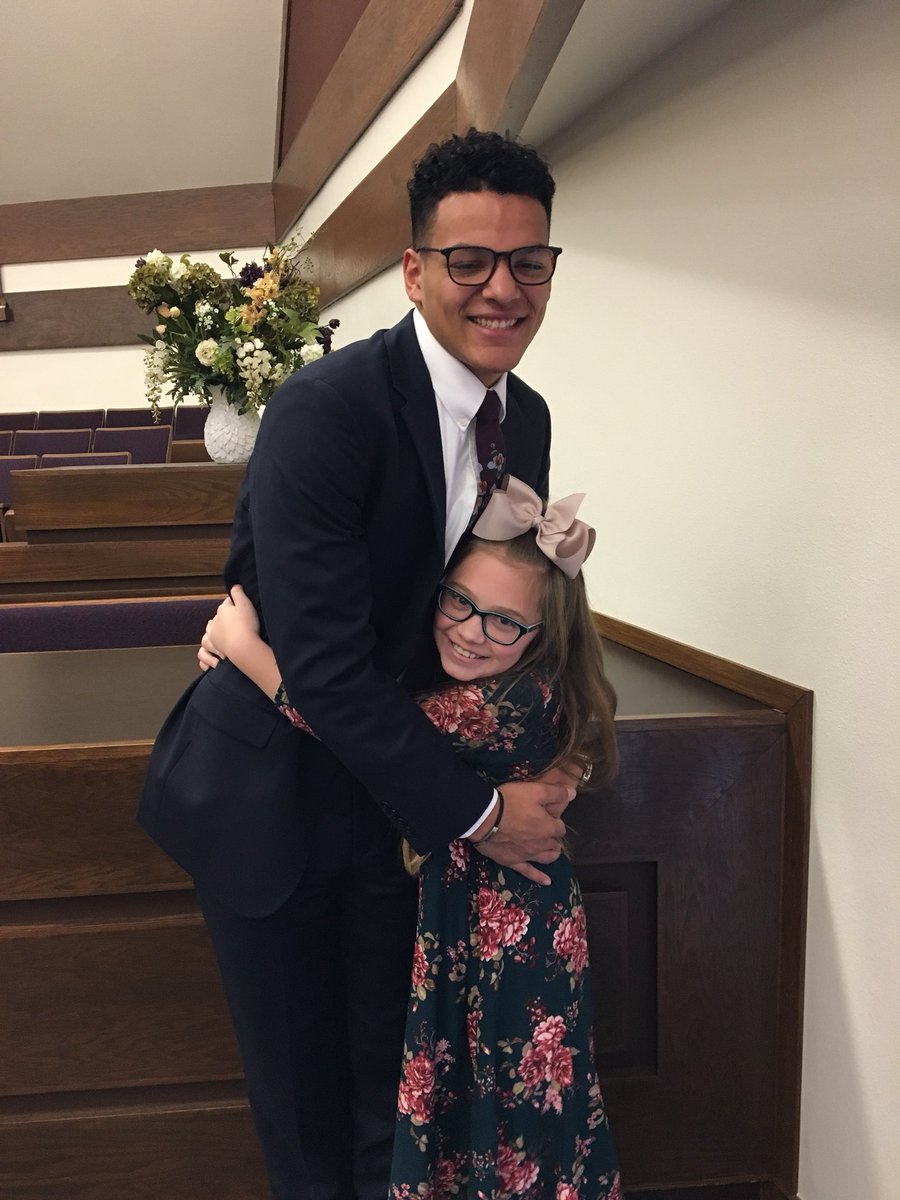 tamayo_kennedy's tweet photo. When your little sister and boyfriend are bffs you get cute pictures like this😭❤️ https://t.co/NhDmfqB4h5