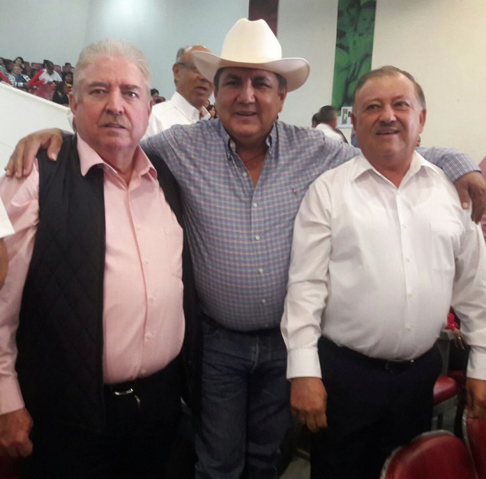 noroestemx's tweet photo. #Elecciones2018 #LosInfaltables
El trío Jesús Manuel Patrón, Oscar Félix Ochoa y Faustino Hernández, en la sede del PRI, llevan 20 años ganando en el Valle de San Lorenzo, Culiacán. Ahora, llevan a Faustino, actual líder de los ganaderos, como precandidato por el Distrito 19. https://t.co/3HFwwGRAQl