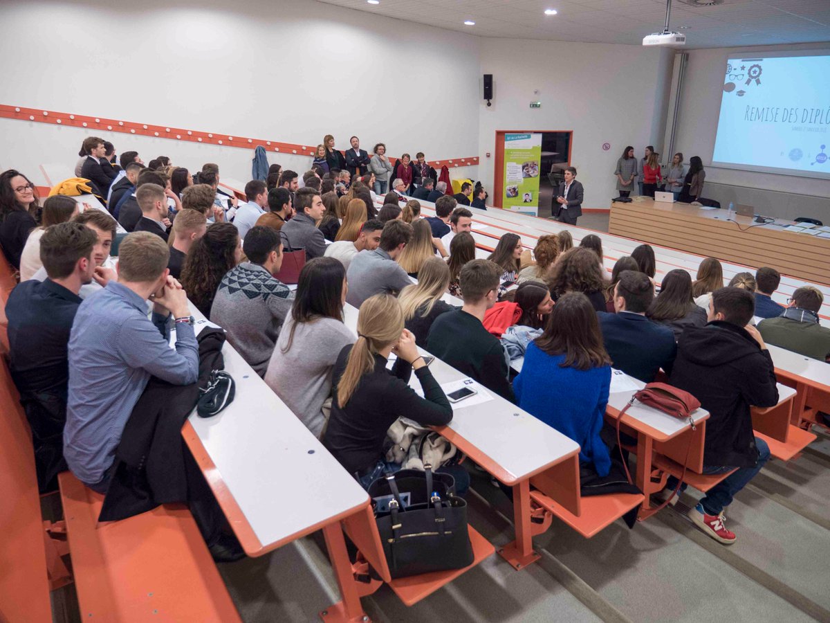 ATCLR_IUT_TC's tweet photo. Retour en images sur la #RemiseDesDiplômes de la Promo 2017 des #TechDeCo #LaRochelle : félicitations à tous et rendez-vous vendredi 16/03 pour le grand gala des 50 ans de l’#IUT #TC #LR ! https://t.co/IMrlUIuHQP