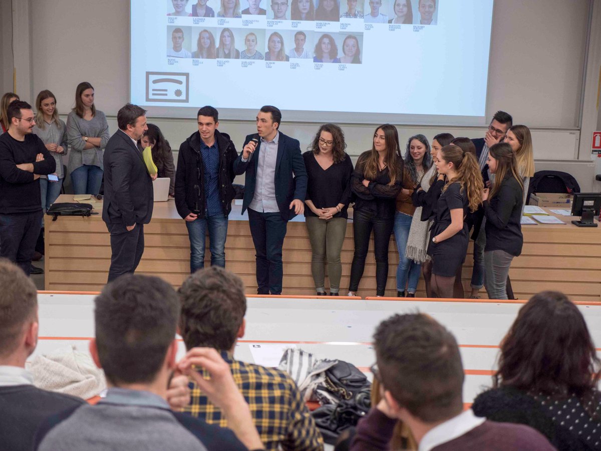 ATCLR_IUT_TC's tweet photo. Retour en images sur la #RemiseDesDiplômes de la Promo 2017 des #TechDeCo #LaRochelle : félicitations à tous et rendez-vous vendredi 16/03 pour le grand gala des 50 ans de l’#IUT #TC #LR ! https://t.co/IMrlUIuHQP