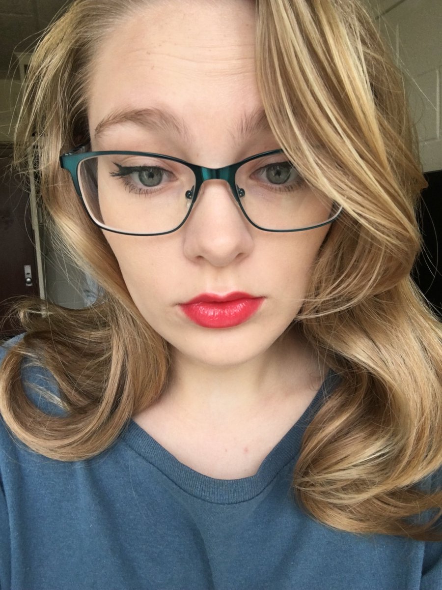 SarahBodman797's tweet photo. I tried red lips and eyeliner for the first time EVER. My first time using eyeliner and making a wing so I would say not too shabby. I have a old Hollywood headshot coming up so I had to practice. Otherwise, I’m still bed bound lol https://t.co/N9VdHuRM3k