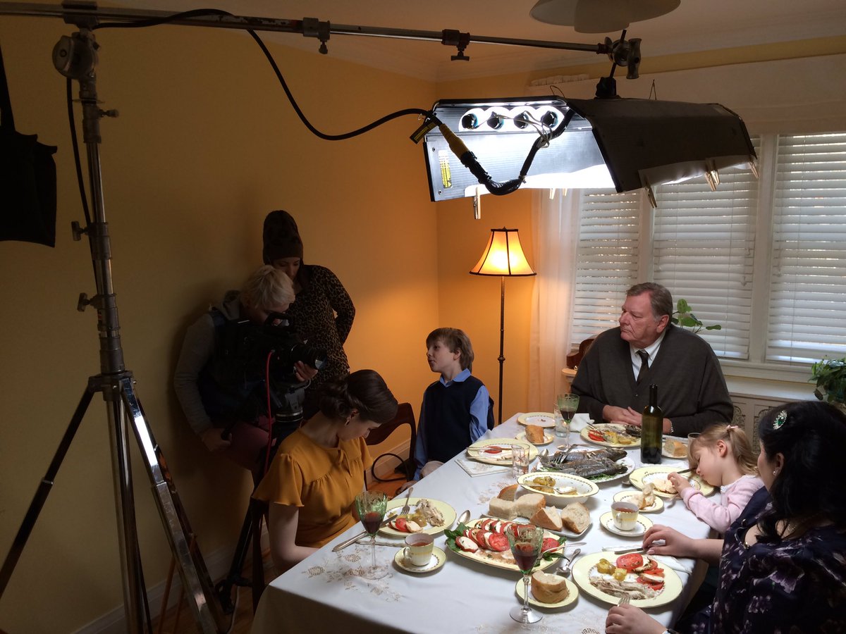 CheddarFuzz's tweet image. Lighting this great dinner scene with the most trusted of lights from @kinoflo! A 4 bank fixture with 216 diff on the doors. 
#Gaffer #filmmaking #Indie