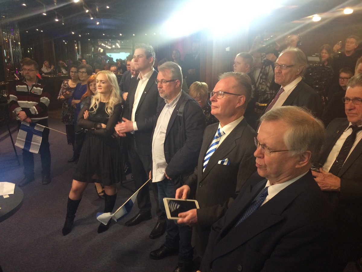 Paavo Väyrynen vaalivalvojaisissa vakavahko tunnelma, kun Ylen ennuste julki. Väyryselle 6,2%, neljäs tila. #presidentinvaali2018