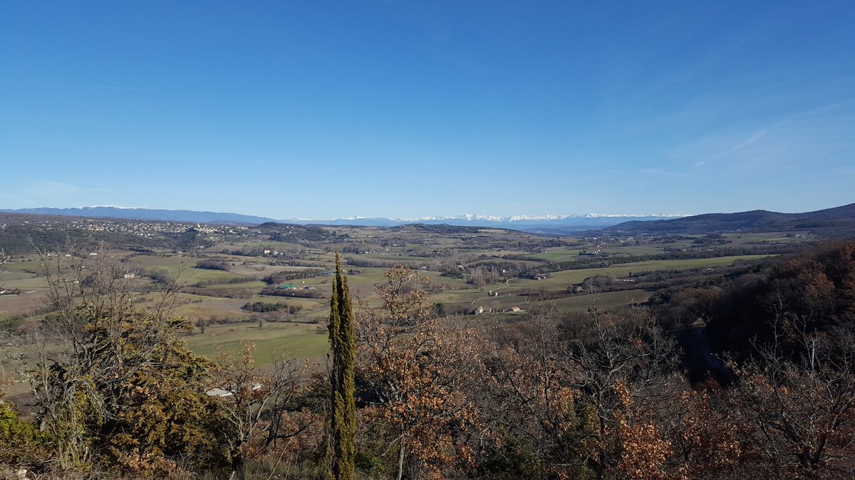 tiennou04's tweet photo. Vue sur les #Alpes depuis le petit village de #Montjustin #AlpesdeHauteProvence #Luberon #04 #Estrop #MontagnedeLure #HauteProvence https://t.co/HUqF7MznpO