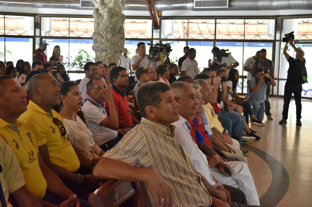 DirDeporteSM's tweet photo. Representantes de los seguidores del @UnionMagdalena, junto a periodistas y entusiastas del futbol, reciben con alegria la noticia del retorno del #CiclonBananero a #LaPerlaDeAmerica gracias trabajo conjunto de las directivas del equipo y @SantaMartaDTCH https://t.co/OhWya2WZxt