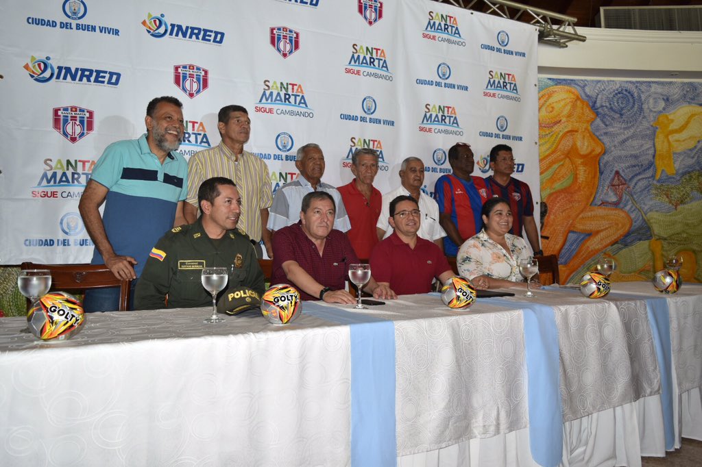DirDeporteSM's tweet photo. Representantes de los seguidores del @UnionMagdalena, junto a periodistas y entusiastas del futbol, reciben con alegria la noticia del retorno del #CiclonBananero a #LaPerlaDeAmerica gracias trabajo conjunto de las directivas del equipo y @SantaMartaDTCH https://t.co/OhWya2WZxt