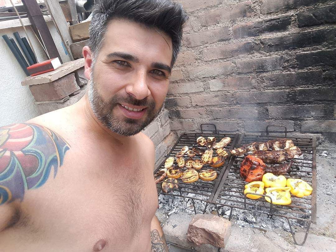 guevaranico's tweet photo. @TitoVidela aca te espero con el vinito copateeee 🍷🍴 https://t.co/nJrgfhMpmy