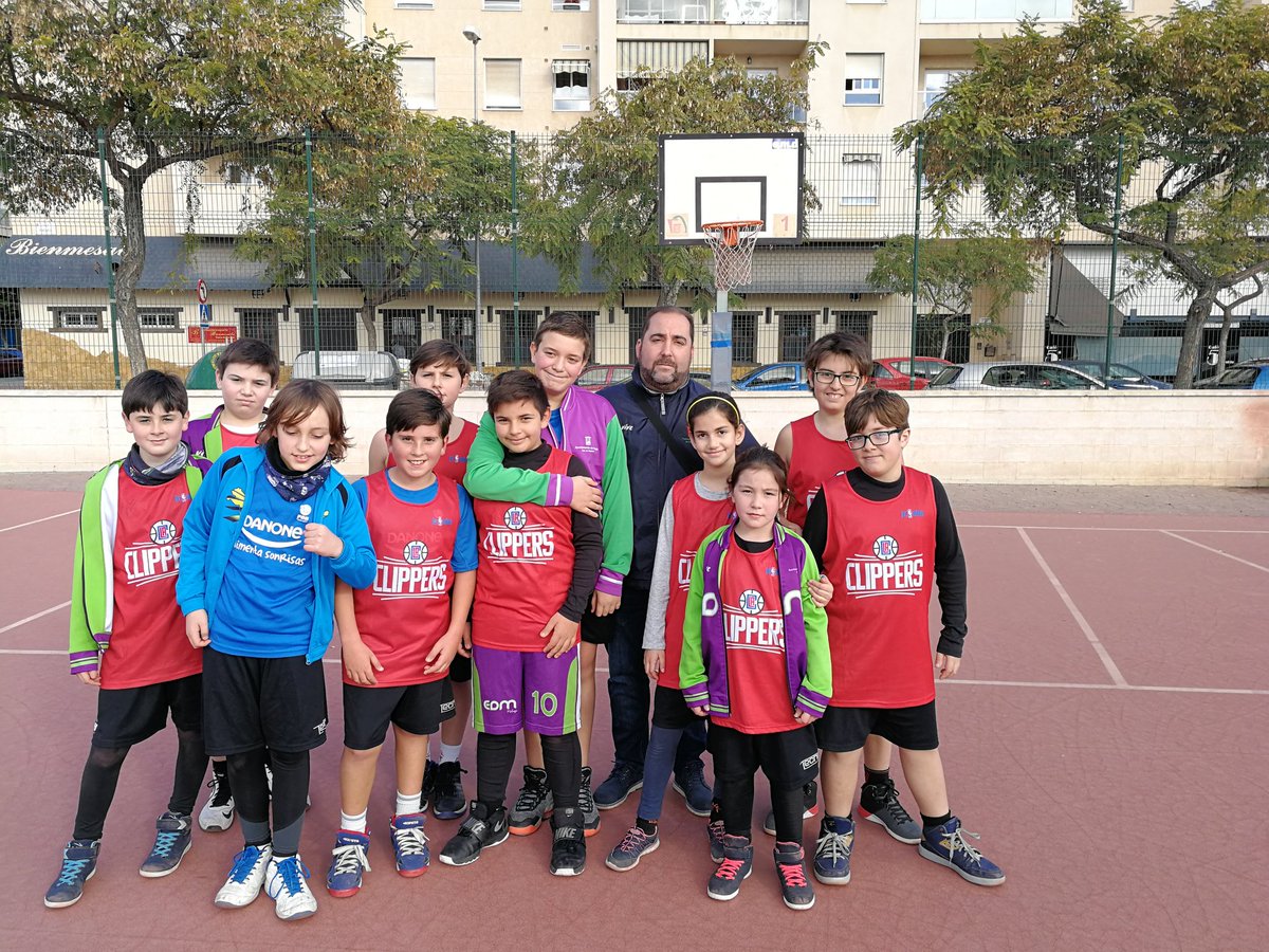 EdmBaloncesto's tweet photo. Nuestros chic@s de la #EdmLexFlavia también han disfrutado de la #nbajunior representando a #LosAngelesClippers gran trabajo de todos. 💪💚💜👏 https://t.co/j9TkZJq3BC