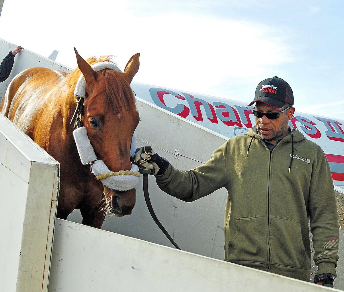 RickSamuels4's tweet photo. Horse of the Year and Pegasus World Cup winner Gun Runner arrives Sunday afternoon at Bluegrass Airport in Lexington...
© Rick Samuels 2018 https://t.co/de0xg7qIv5