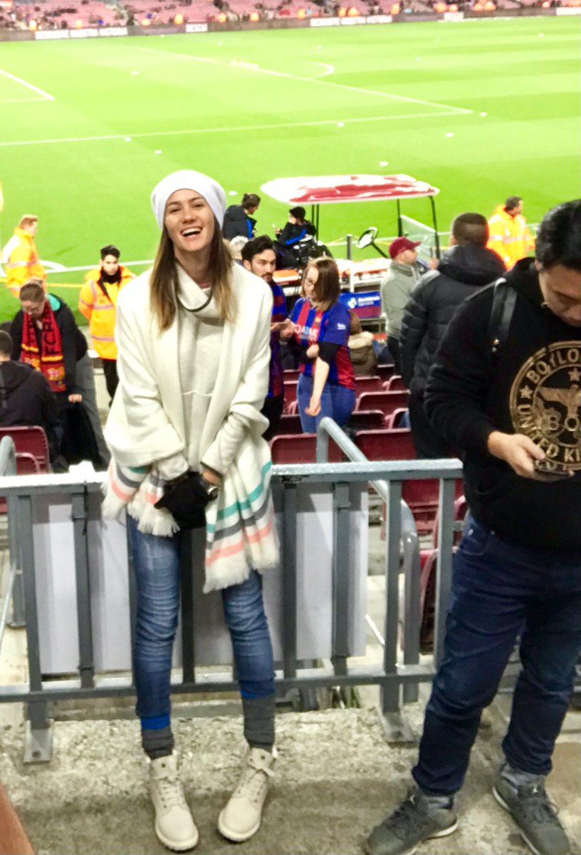 rociogomezrio's tweet photo. Cuando querés alentar al cuadro “Culé” .... pero “AlavéS” ..te das cuenta que no podés ...::. 😅😅😅😅🤣🤣🤣🤣 #chiste. #decancha #futbol JajJajajaja https://t.co/VzvwNknJiD