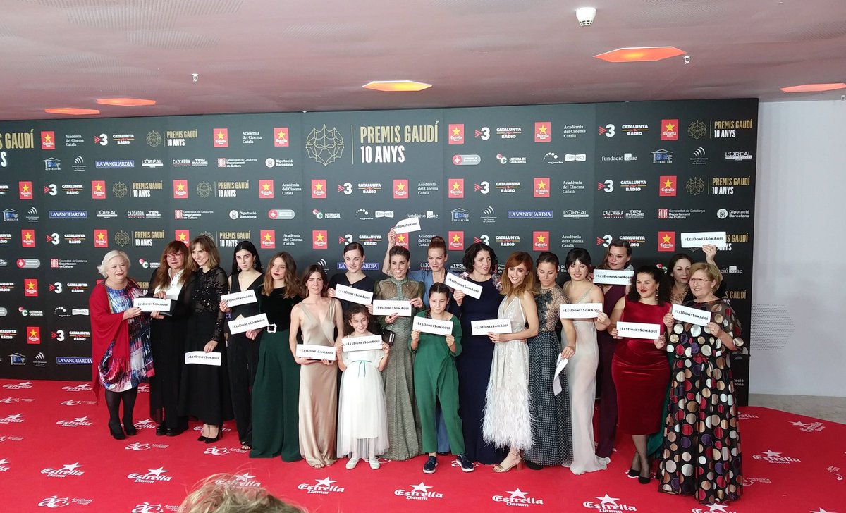 Luciamabg's tweet photo. Les actrius catalanes se sumen al #MeToo amb la seva pròpia versió #lesdonessomaquí #PremisGaudi https://t.co/N0OZFD8cqO