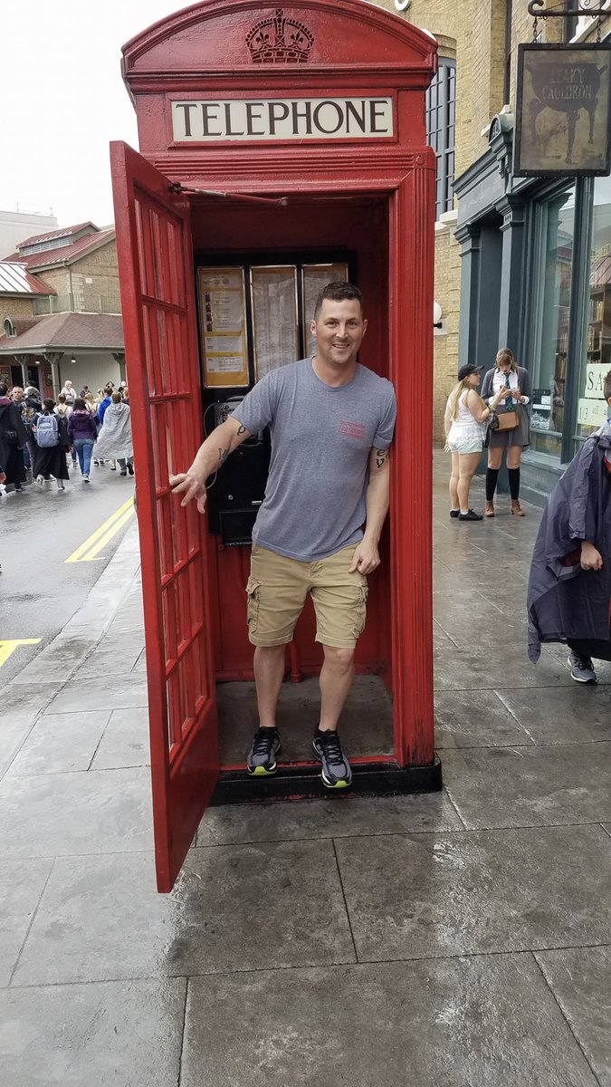 Caseyy1211's tweet photo. So my dad is at universal studios for his “conference meetings,” and he decided to mimic my basic London pic... https://t.co/1svFOz6by3