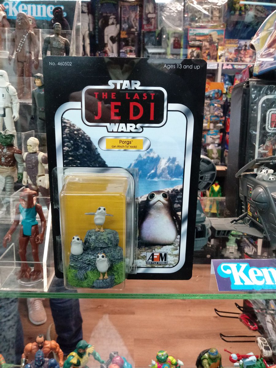 astroworksbcn's tweet photo. ¡Qué sorpresa encontrarte tu trabajo en la tienda de tus amigos de #RetroToysStore ! 😊 Foto cortesía de #JuguetesReunidos
#cardback #starwars #custom #porg #porgs #thelastjedi #losultimosjedi @AsisFilmModels @AstroworksBCN https://t.co/f8QnUAqUUI
