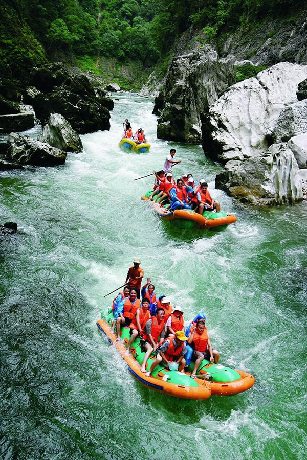 GoZhangjiajie's tweet photo. With #Zhangjiajie currently covered in snow it's easy to forget the warm and fun summer days spent rafting down the #Mendong #river 😍 #China #Hunan #outdoors #nature #NationalPark https://t.co/I1VYVJHsRE