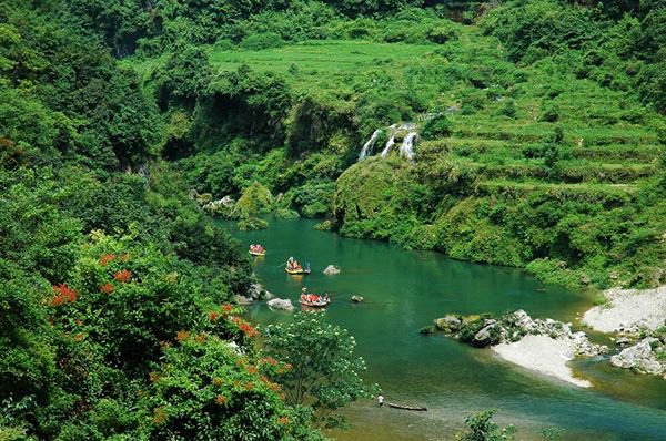 GoZhangjiajie's tweet photo. With #Zhangjiajie currently covered in snow it's easy to forget the warm and fun summer days spent rafting down the #Mendong #river 😍 #China #Hunan #outdoors #nature #NationalPark https://t.co/I1VYVJHsRE