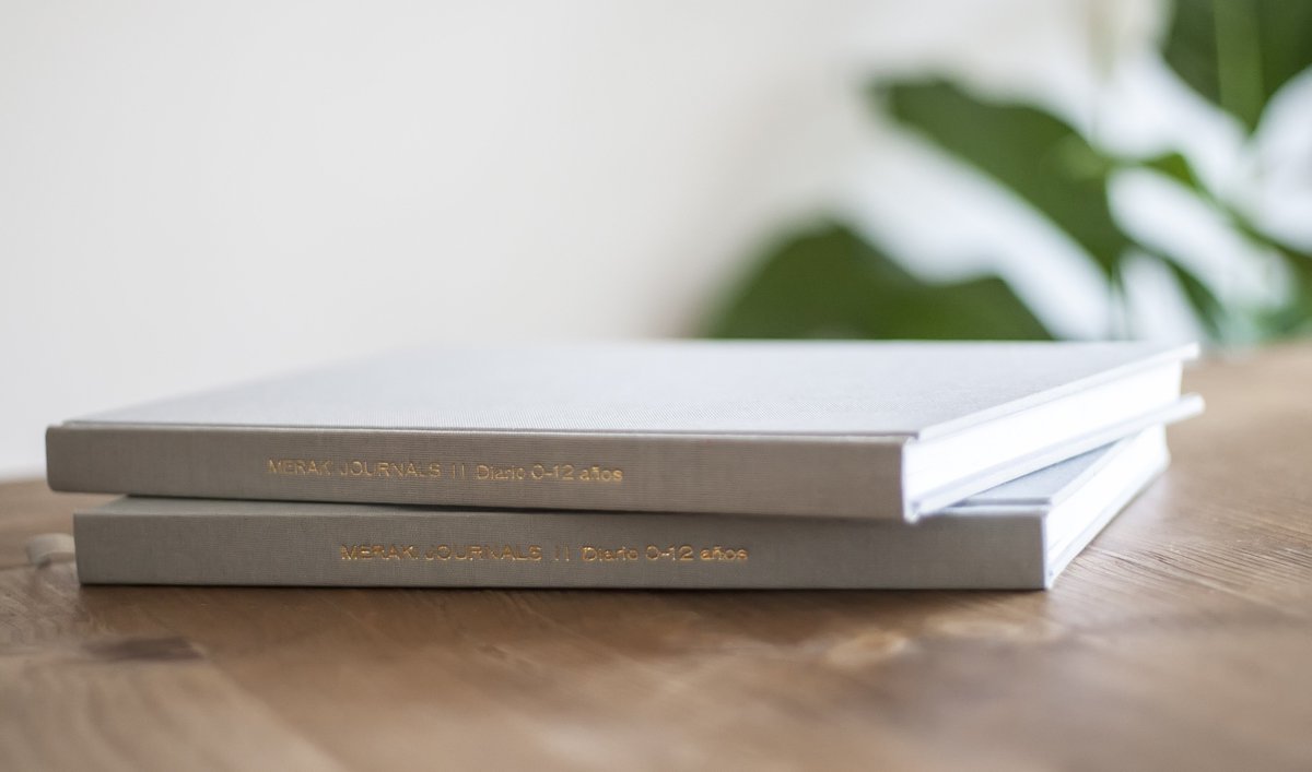 MerakiJournals's tweet photo. Un #diariodebebé elegante y atemporal. Encuadernado en tela, con 192 páginas,  cinta marca páginas y las medidas perfectas para escribir y guardar fotos. Creado y hecho en Barcelona. Descubre toda la historia de los Meraki Journals aquí: https://t.co/4KVKhggMp7 https://t.co/XdolSfyV2t