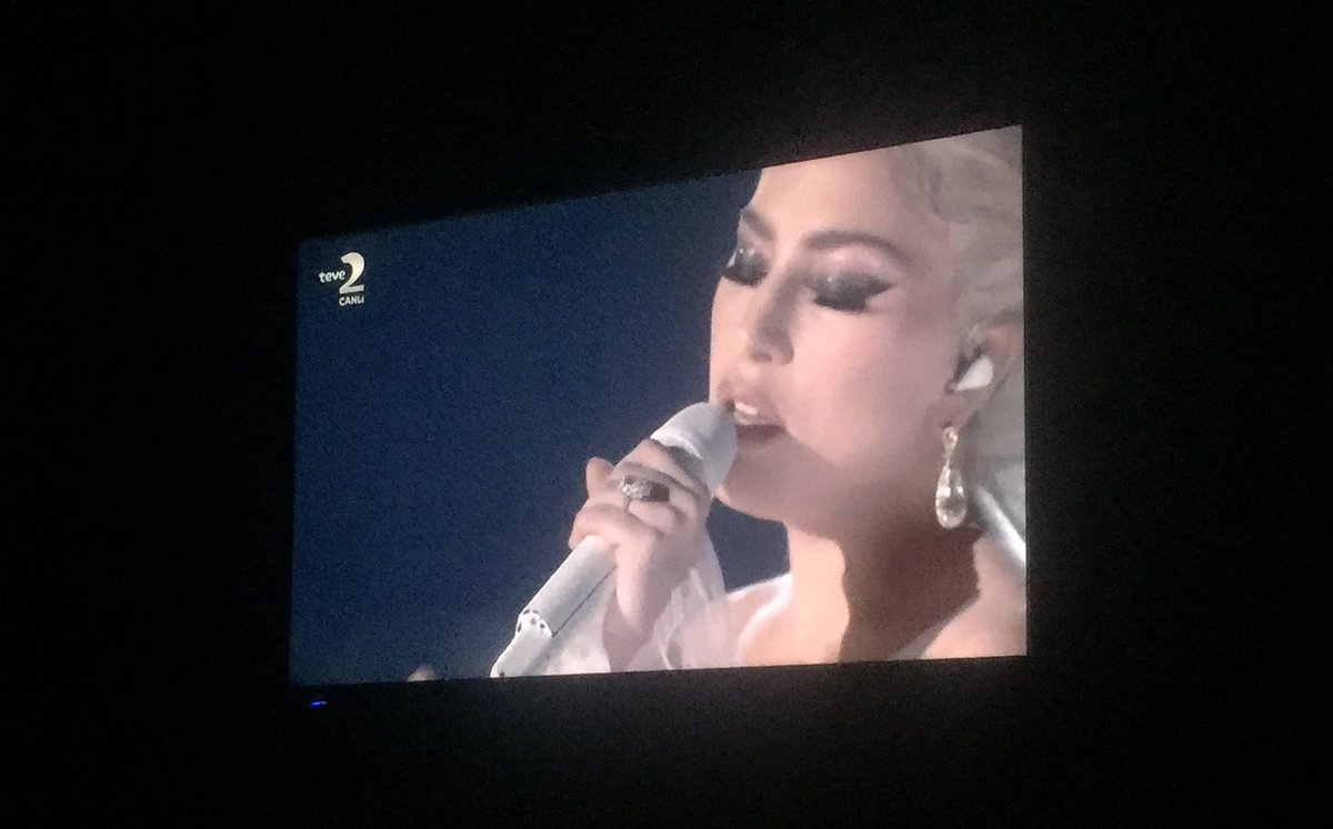 usametkaya's tweet photo. sen nasıl bi kralsın?! #Grammys2018 @ladygaga https://t.co/0RwJnxvjvF