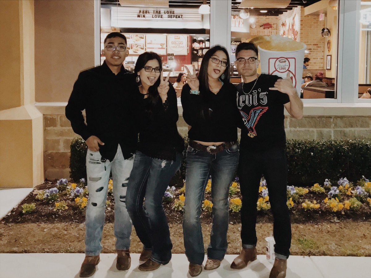 eglae7's tweet photo. Fam🖤 #couins https://t.co/orxgDW5500