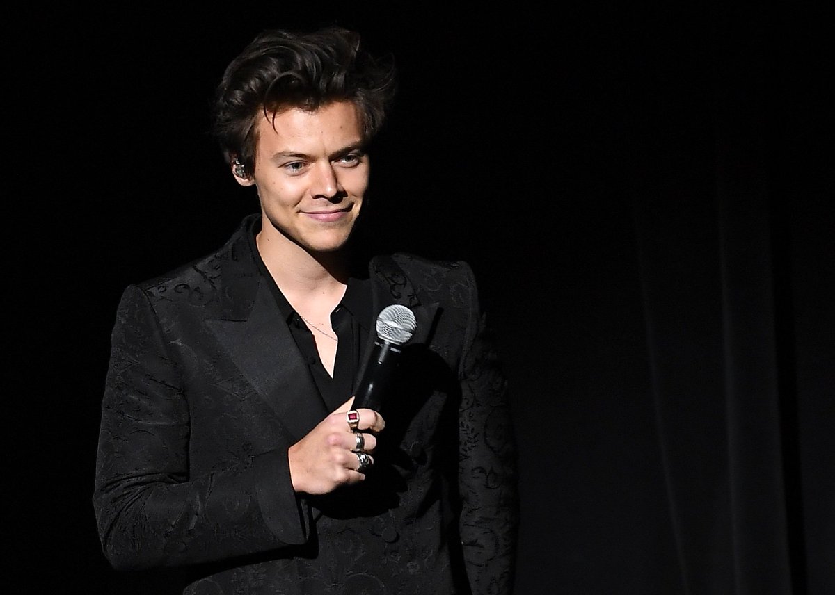 MTV's tweet photo. Just leaving these photos of Harry Styles here in an attempt to make your Sunday a little better. Please enjoy. https://t.co/CpoW2gdnVC