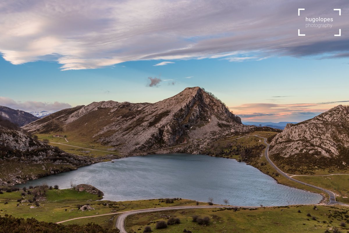 HugoLopesPhoto's tweet image. The whole trip was planned around this lake #enol, one of the two #covadongalakes in #Asturias. I confess I expected that those mountains were covered in snow. In the end it didn't really matter - This is insanely gorgeous.