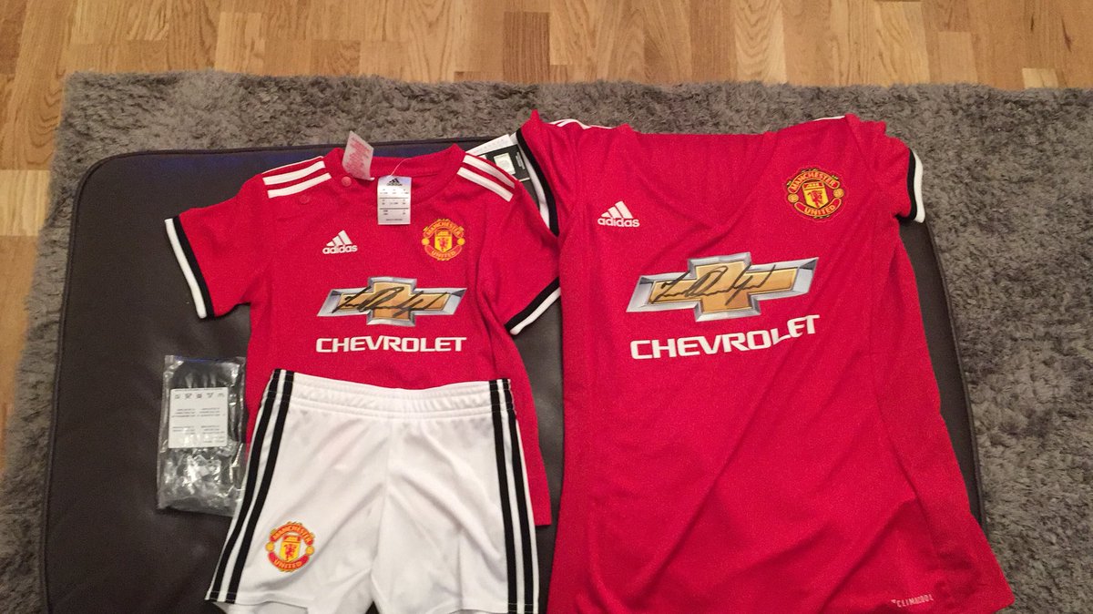 mashton10's tweet photo. @charlottec11th @MarcusRashford recevied united kits from a friend for my missus and son today at her baby shower signed by marcus rashford , will be framed for his nursey 🔴⚽️🔴 https://t.co/rutAk3Acr4