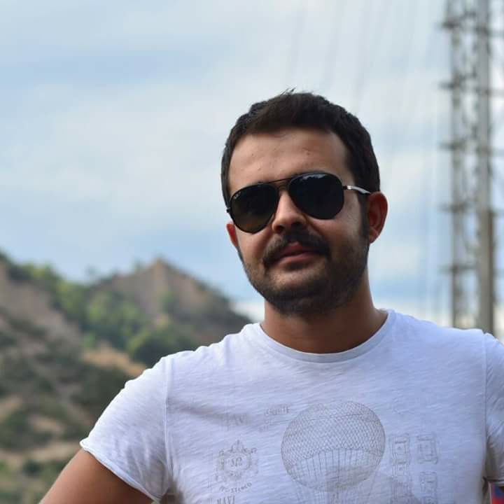 Aydın Buharkent'te #İşCinayeti
Bordrill Sondaj Müteahhitliği şirketinde çalışan sondaj mühendisi Ahmet Tayyar Balkaya B4 Kulesinde Tij yüklerken vinç halatının kopması sonucu malzeme altında kalarak yaşamını yitirdi...