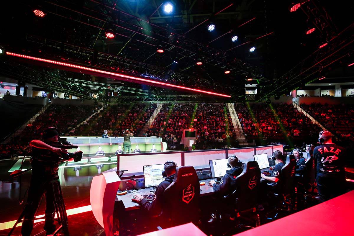 This Grand Final match is going to a 3rd Map, to decide it all 🏆

FaZe Clan 10, Cloud9 16. #FaZeUp
📺: twitch.tv/eleaguetv