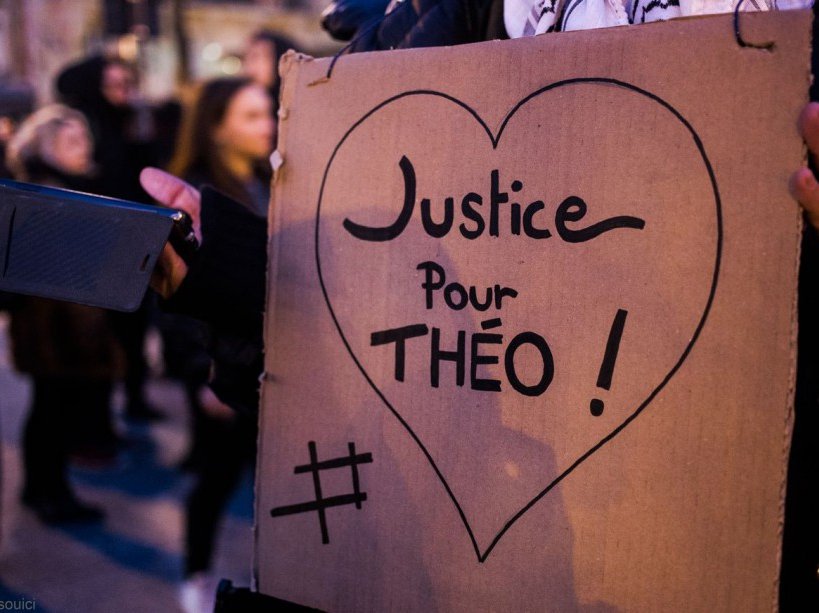 s_assbague's tweet photo. Affaire Théo : 3 des 4 policiers mis en cause ont été réintégrés. Un a été affecté au 93, les 2 autres en province.
Le 4e policier, celui qui a été mis en examen pour viol, est toujours suspendu.
De son côté, Théo vit toujours avec une poche &amp; multiplie les RDV avec le médecin. https://t.co/rt2AsjI21U