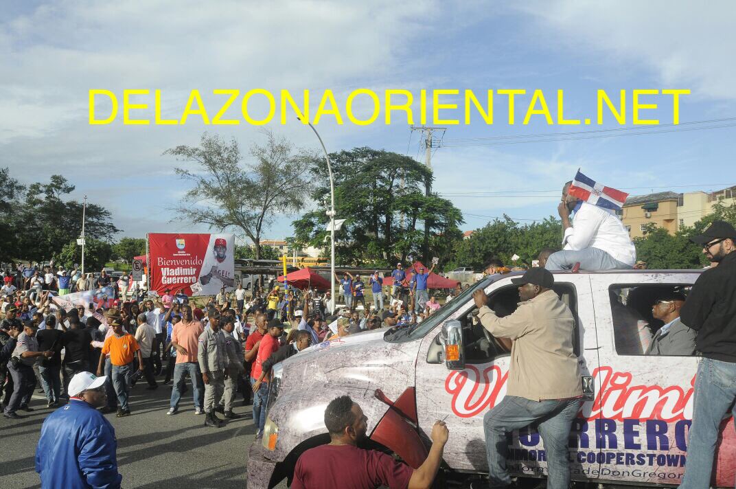 Vladimir Guerrero recibido por todo lo alto en Santo Domingo Este delazonaoriental.net/2018/01/28/vla…