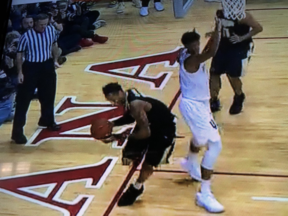 Daniel_G_Madia's tweet photo. Nope. Not out of bounds. @BoilerBall @ChrisForman12 https://t.co/dlj1wFw2zD