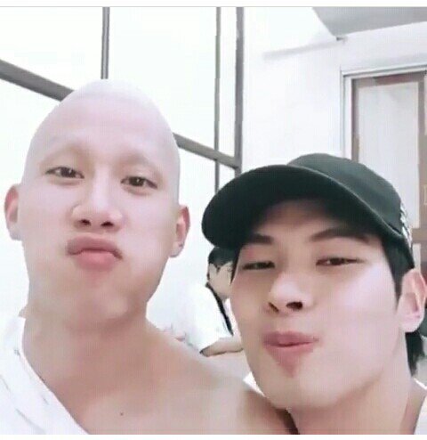 BAsian23's tweet photo. Tul y su faceta de Monge....  Igual te ves rikisimo we @Maxiiin1 @octotul #togetherwithmetheseries https://t.co/saEB9vjYnY