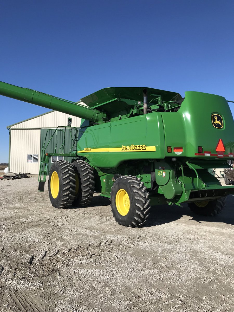 MattManahanfarm's tweet photo. 50 degrees out in central IL. We are ready for #Harvest18 #back13 #AndyClean. A clean machine is a happy machine. It does help when your kids are done playing basket ball. Now on to dads practices. https://t.co/lquxMrxzvP