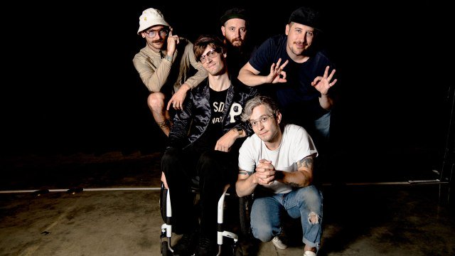 WarnerMusicBR's tweet photo. Estes homens acabam de ganhar um Grammy 💥 

O @portugaltheman levou um dos principais prêmios da noite, Melhor Performance Pop por um Duo ou Grupo, graças ao megahit "Feel It Still"! Parabéns 🔥 #GRAMMYs https://t.co/su7yp6Q4Pw