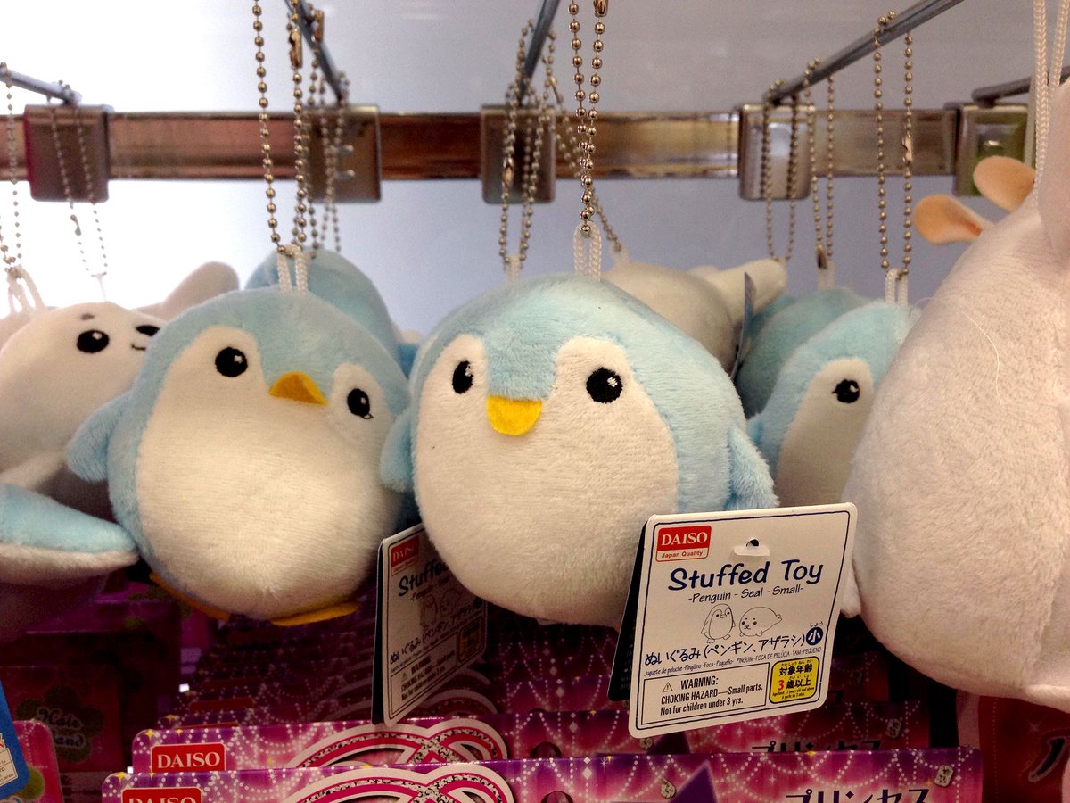 ペンギン雑貨店 ペンギンと ダイソーでペンギンストラップ発見 もふもふでゆるキャラみたいで可愛い やっぱダイソーはぺもの遭遇スポットですね ちょっとキメ顔なのもウケる 笑 ペンギン ぺもの ファッション 雑貨 100均 けものフレンズ