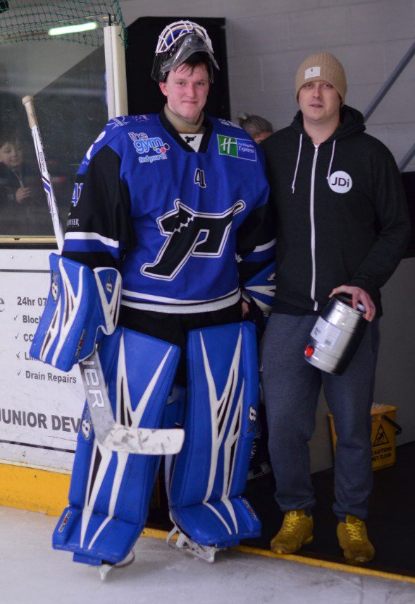 Thank you again to Mat from <a href="/FallenAcornBrew/">Fallen Acorn Brewing</a> for sponsoring tonights Man of the Match with Devils #71 <a href="/Benlock71/">Ben Lock</a> and @bristolpitbulls #41 Ross Miller
#TogetherStronger #OneTeamOneSound