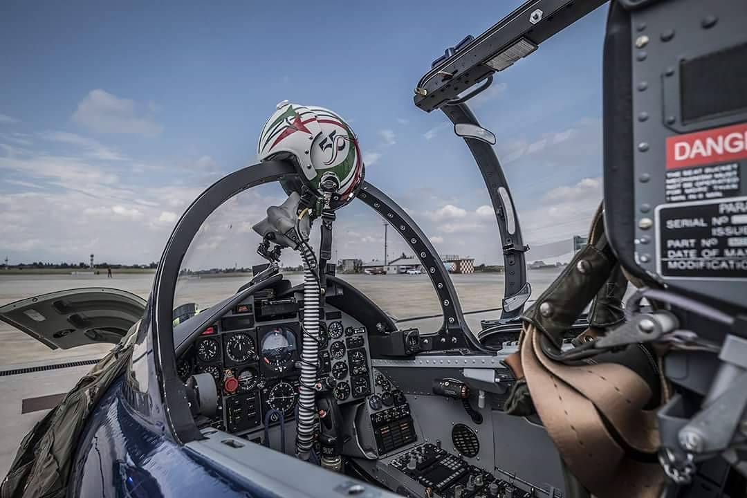 AFFIDABILITÀ e PRECISIONE|Il cockpit dell’MB-339A PAN azzurrotricolore.blogspot.it/2018/01/affida… #cockpit #Mb339 il velivolo, di costruzione italiana, su cui volano dal 1982 le #FrecceTricolori #FrecceTricoloriNelCuore❤️🇮🇹