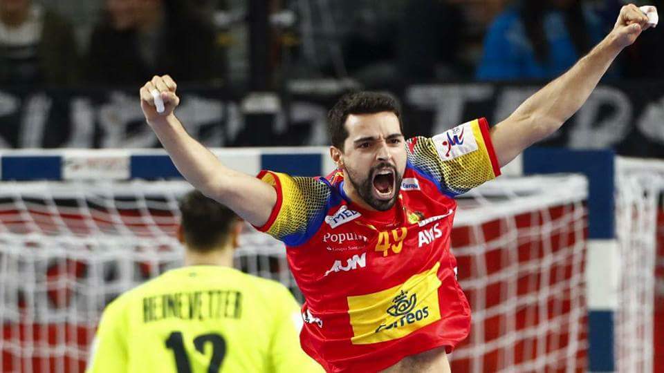 Felicitem al Ferran Solė (jugador que va començar a jugar al nostre Club), pel Campionat Europeu que ha aconseguit amb la Selecció Espanyola. Ha sigut el màxim golejador de l'equip i ha estat al 7 ideal del Campionat. Tot un orgull pel Sant Quirze !!!