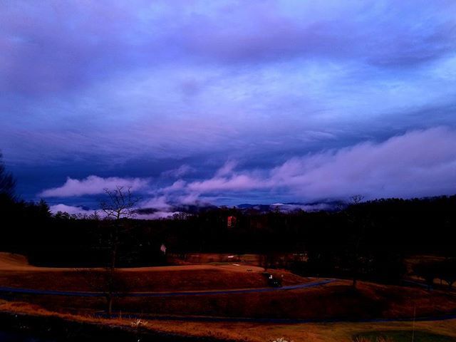 StormAngel37's tweet photo. Skies over the Smokies and Laurel Valley golf course, this evening.
#stormangel #weatherlove #cloudchaser #cloudscape #smokies #golf https://t.co/Uumq1EMo2k