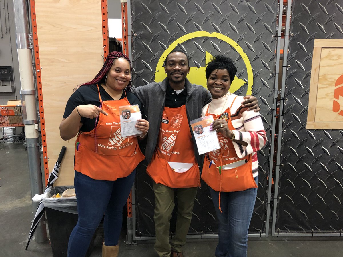My superstar head cashiers Jade and Miss P!!! Thank you for what you do everyday ladies!!!#CASHIERAPPRECIATIONSUNDAY <a href="/hdbosslady/">shondelle bo$lady</a>