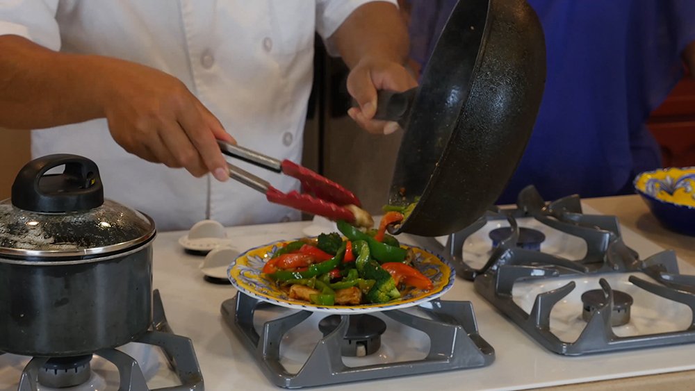 ChessFun's tweet image. Thai Chicken at Diane&apos;s House - Food of Thailand. Watch video: dld.bz/gvE6P