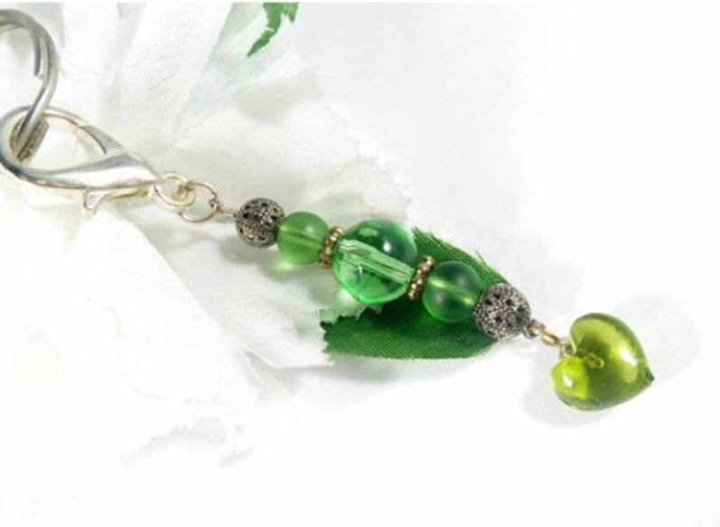 valroseshowers's tweet photo. Green Beaded Keychain Charms, Zipper Pull with Heart Charm, Keychain … https://t.co/Yf0SBNfiik #pottiteam #PursePull https://t.co/gpdB7hPxUg
