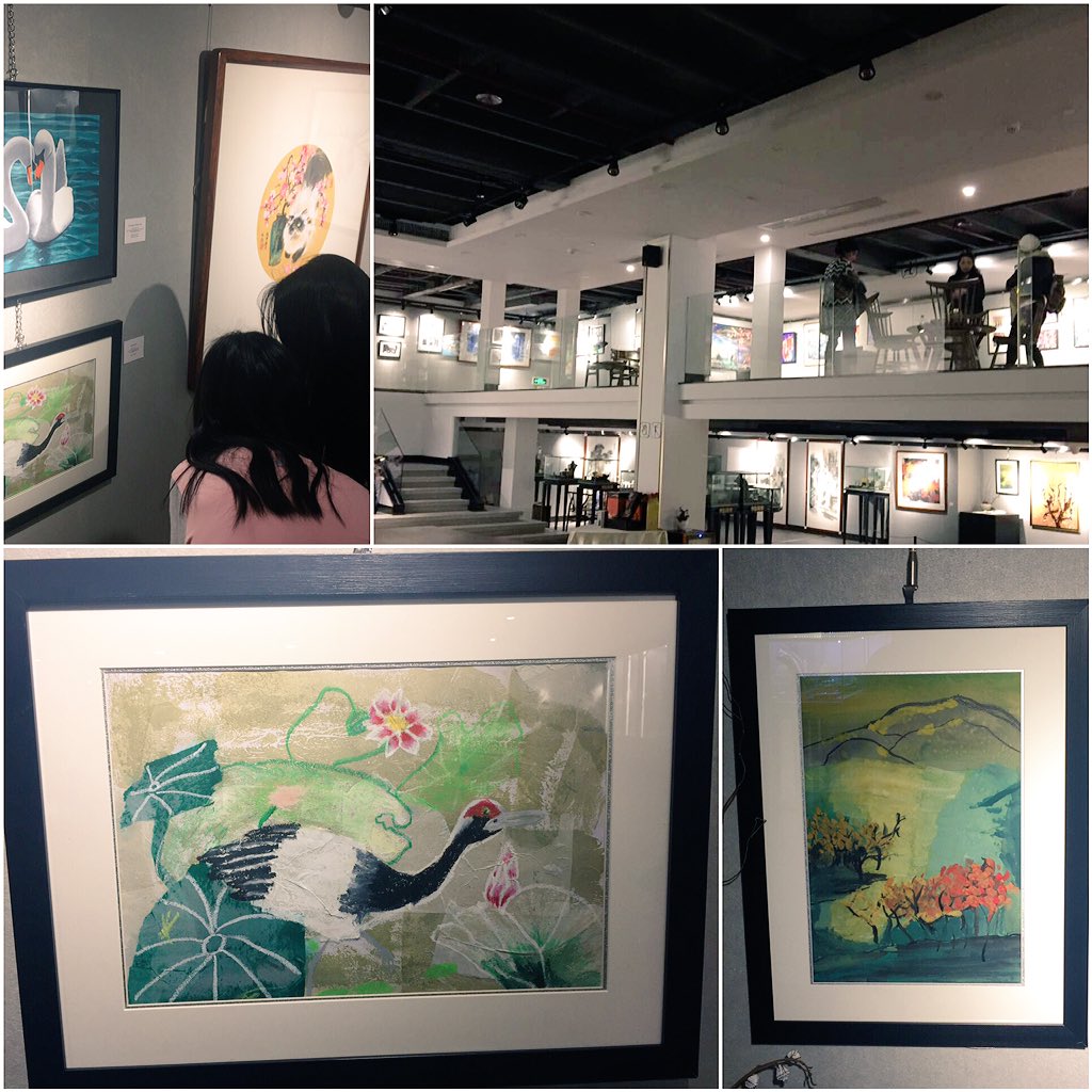 The students having fun finding theirs and their friends artwork on display at the Art Wharf Gallery in #Shekou #KCIYAE A very Big thanks to @AEBandIDEOLEX <a href="/MrsCarnevaleArt/">Gloria Carnevale 🇨🇦🇮🇹🇨🇳</a> for all your hard work organizing!