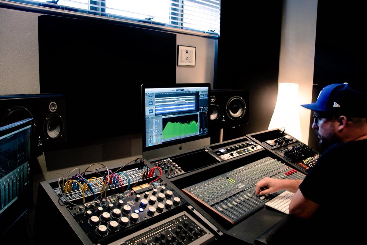 Шу-gt gain technology. Mixing tracks. Dj mixer hands. 7. Mixing tracks.